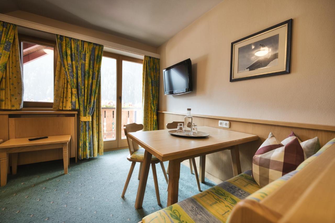 Hotel Die Arlbergerin -New- All-In Super Flex Rate (Adults Only) Sankt Anton am Arlberg Buitenkant foto